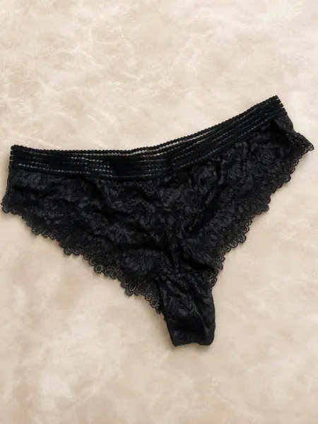 Culotte noire en dentelle portée spécialement pour vous vendu par Ninarose sur P'tite Culotte